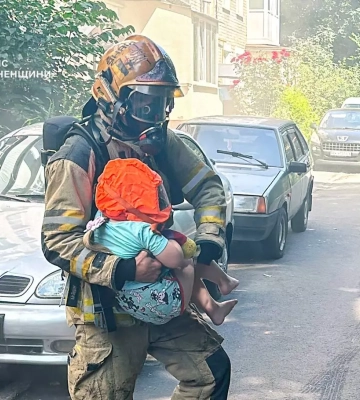 Багатоповерхівка палала у Рівному: з густого диму виводили діток (ВІДЕО)