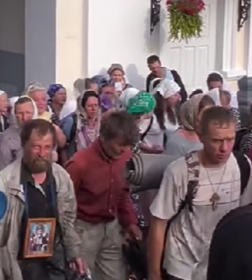 Паломники УПЦ МП з Волині прийшли до Почаєва. Відео
