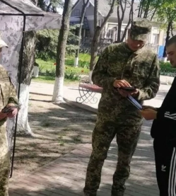 Сын сбежал, отец получил по шее: в Харькове скандал с сотрудниками ТЦК