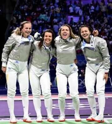 Україна здобула першу золоту медаль на Олімпіаді-2024: Жіноча команда з фехтування на шаблях перемогла збірну Південної Кореї. ВІДЕО+ФОТО