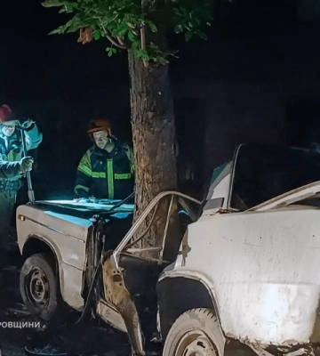Влетів у дерево: у Кривому Розі водій ВАЗ потрапив у смертельну ДТП (ФОТО)
