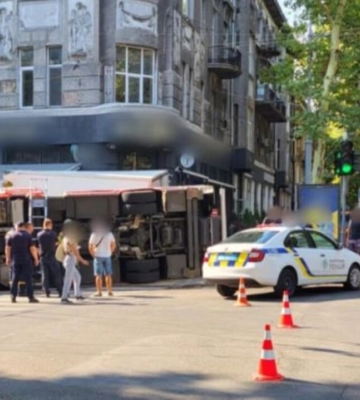 У центрі Одеси через ДТП перекинувся пожежний автомобіль