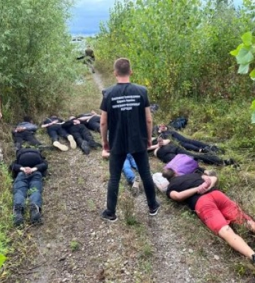 Поблизу кордону з Угорщиною  прикордонники  зупинили групу втікачів з провідником