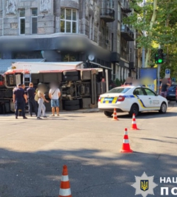 В Одесі вантажівка зіткнулася з автомобілем ДСНС: постраждали водії та пішохід