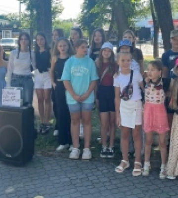 У центрі Рожища діти співали, щоб зібрати гроші на ремонт авто для підрозділу ГУР. ФОТО, ВІДЕО