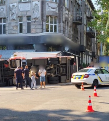 У Одесі зіткнулися автомобіль ДСНС та вантажівка, постраждала перехожа