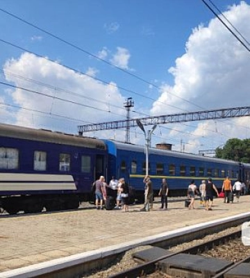 З понеділка відновлюється рух двох приміських потягів між станціями Кривий Ріг та Верхівцеве