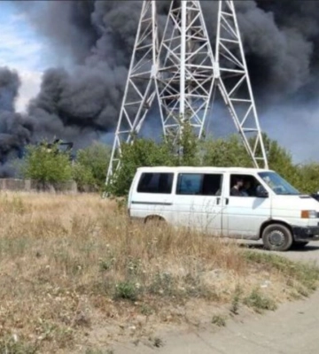 У Маріуполі спалахнула масштабна пожежа в районі військової бази окупантів. Фото та відео