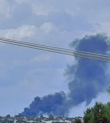 У Маріуполі спалахнула масштабна пожежа в районі військової бази окупантів. Фото та відео