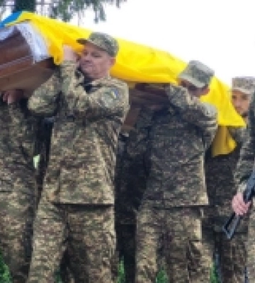 У Луцьку попрощалися з командиром групи снайперів Романом Самусіком, який загинув, рятуючи побратима