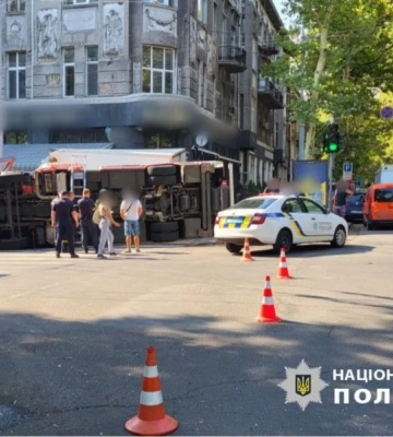У центрі Одеси через ДТП перекинувся пожежний автомобіль