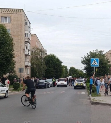 У Ковелі на блокпості працівники забрали декількох хлопців: обурені люди влаштували мітинг