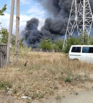 У Маріуполі спалахнула масштабна пожежа в районі військової бази окупантів. Фото та відео