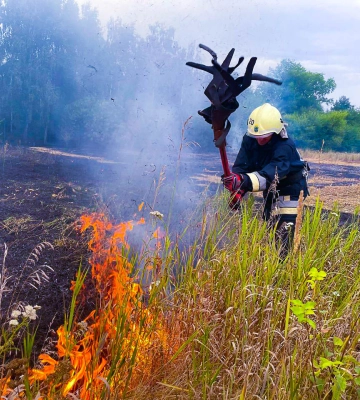 На Сумщині рятувальники упродовж доби неодноразово ліквідовували загоряння на відкритих територіях (відео)