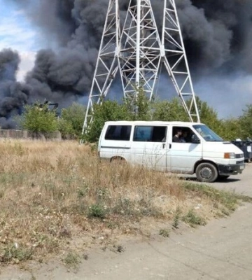 В окупованому Маріуполі спалахнула потужна пожежа в районі військової бази РФ (відео)