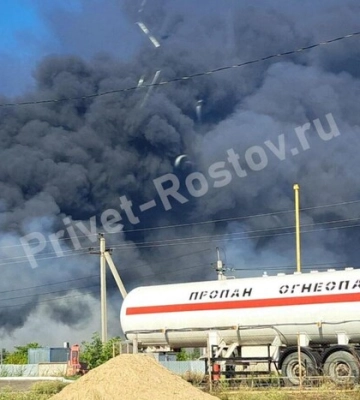 У Ростовській області спалахнула масштабна пожежа в районі заводу (відео)