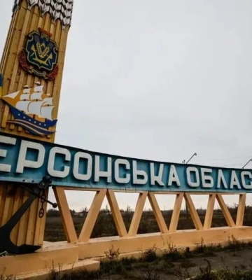 Росіяни скинули з дрона вибухівку на жителя Антонівки