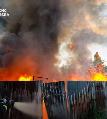 На Троєщині у Києві розгорілася масштабна пожежа: що відомо. Фото і відео