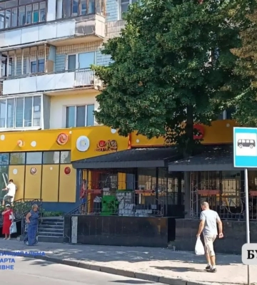 Мешканець Рівного поскаржився на те, що магазин заклеюють рекламою
