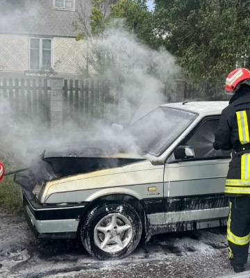 На Прикарпатті рятувальники гасили пожежу автомобіля