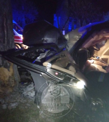 Від удару Porsche врізалось у дерево: у Володимирі зіткнулись автівки