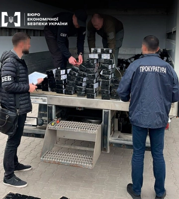 На Волині членам злочинної групи, які здійснювали контрабанду цигарок, повідомили про підозру (Фото)