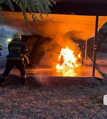 У Центрально-Міському районі Кривого Рогу горіла автівка