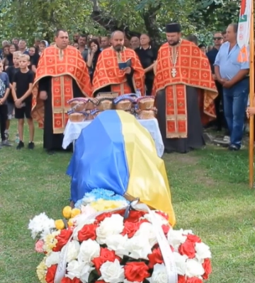 У Петрівці на Ужгородщині провели в останню дорогу полеглого на Харківщині прикордонника Василя Паденича (ФОТО)