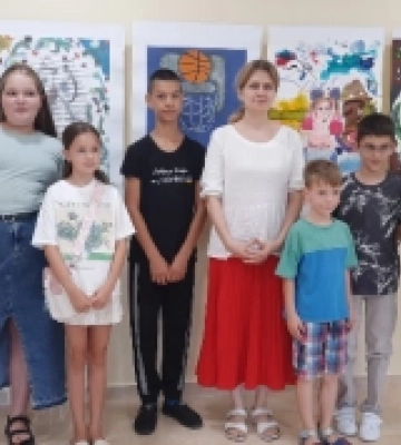 Виставка робіт вихованців студії «Круть-верть» у Виноградові: яскраві фарби дитячої творчості