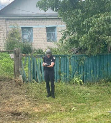 Росіяни поцілили ударним дроном у домогосподарство жительки прикордонного села на Чернігівщині