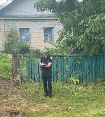 Росіяни поцілили ударним дроном у домогосподарство жительки прикордонного села на Чернігівщині