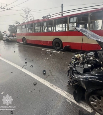 На вулиці Січових Стрільців у Чернівцях сталася аварія, повідомляють про потерпілих