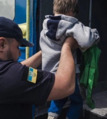 На Донеччині триває примусова евакуація сімей з дітьми — у списку з&#039;явилися нові селища та міста