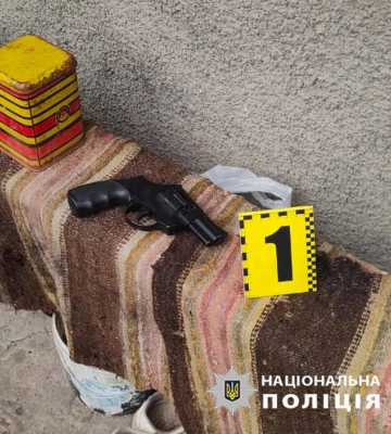 На Одещині чоловік вистрілив з пістолета у свою співмешканку – жінка у лікарні