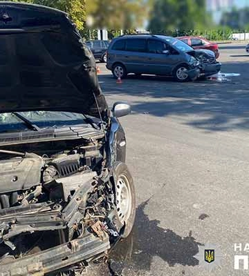 У Кременчуці зіткнулися KIA та Opel, травмовано водія легковика