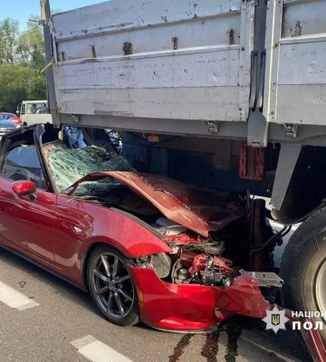 У Києві вранці Mazda влетіла у вантажівку: водій загинув