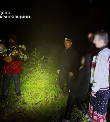 Заблукали у лісі. На Франківщині рятувальники розшукали чотирьох людей, серед них — чотирирічна дитина