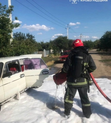 У Кропивницькому на вулиці спалахнув автомобіль: постраждав водій (ФОТОФАКТ)