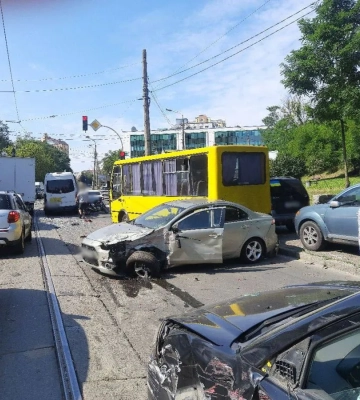 У Києві вранці Mazda влетіла у вантажівку: водій загинув