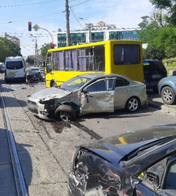 У Києві на проспекті Лобановського зіткнулись вантажівка та легковик: є загиблий. Подробиці, фото і відео