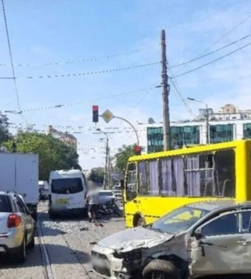 У Києві на Глибочицькій трамвай зійшов з рейок і потрощив 10 автівок (відео)