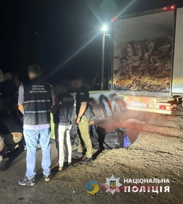 Двоє іноземців намагалися вивезти з України 16 чоловіків у рефрижераторі
