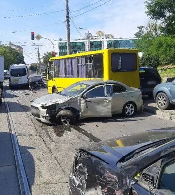 В Києві масштабне ДТП заблокувало рух трамваїв в центрі міста