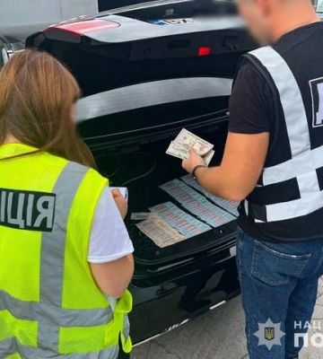 Поліція зловила п’ятьох "бігунків", які продавали водійські посвідчення