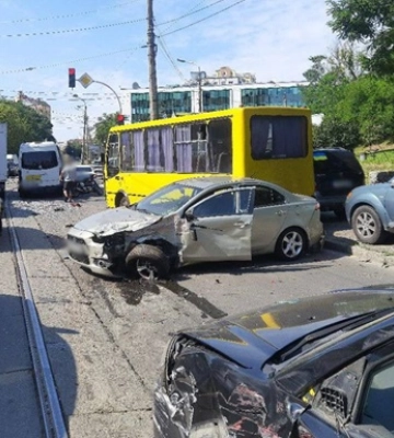 Масштабная авария в центре Киева: есть пострадавшие