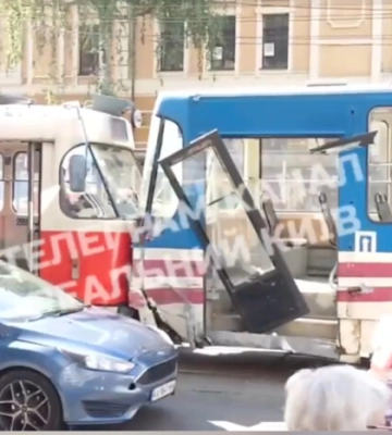 У Києві на Подолі трамвай на повній швидкості протаранив десятки машин: всі подробиці ДТП
