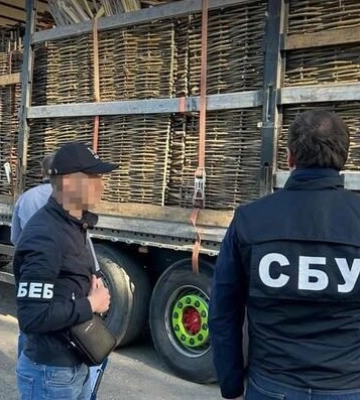 На Львівщині затримали вантажівку з контрабандою деревини