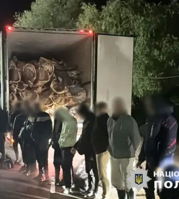 На Одещині затримали двох іноземців, які перевозили у рефрижераторі з м&#039;ясом 16 ухилянтів