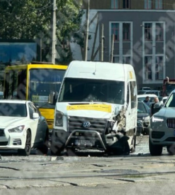 В Києві сталася смертельна ДТП з легковиком та вантажним автомобілем: загинув водій