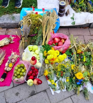 Як у центрі Луцька освячували кошики на Яблучний Спас. ФОТО